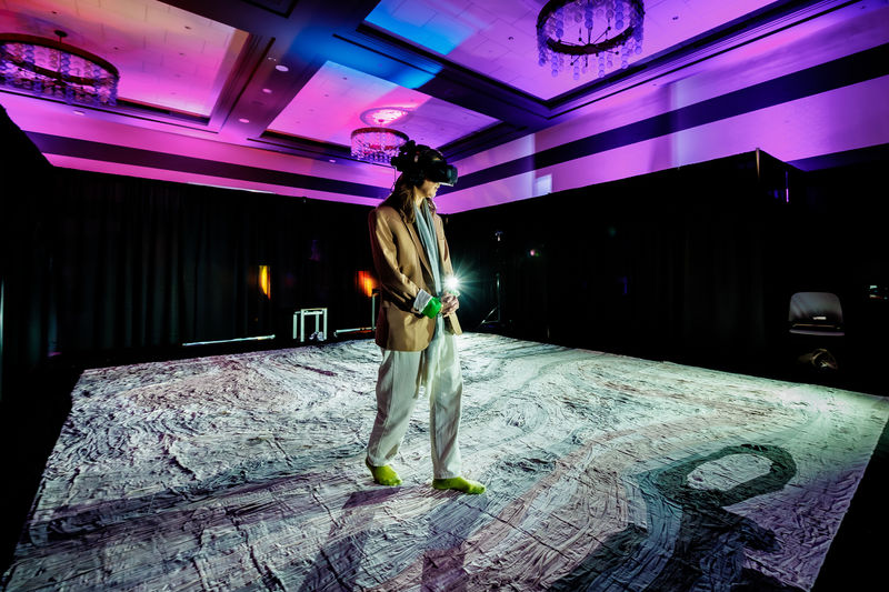 Man met VR-headset ervaart immersive technology op SXSW