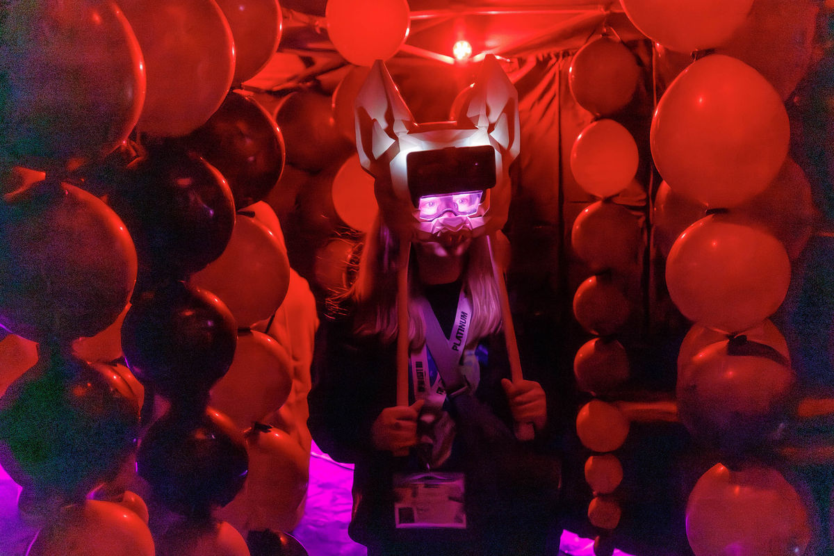 Bezoekers ervaren een immersieve installatie tijdens SXSW