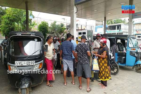 இலங்கையில் மீண்டும் நீண்ட வரிசை - எரிபொருளை பெற்றுக்கொள்ள முண்டியடிக்கும் மக்கள்! 