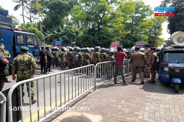 கொழும்பில் மீண்டும் வெடித்தது ஆர்ப்பாட்டம் - குவிக்கப்பட்டுள்ள பொலிஸார்! பல வீதிகள் முடங்கின! 