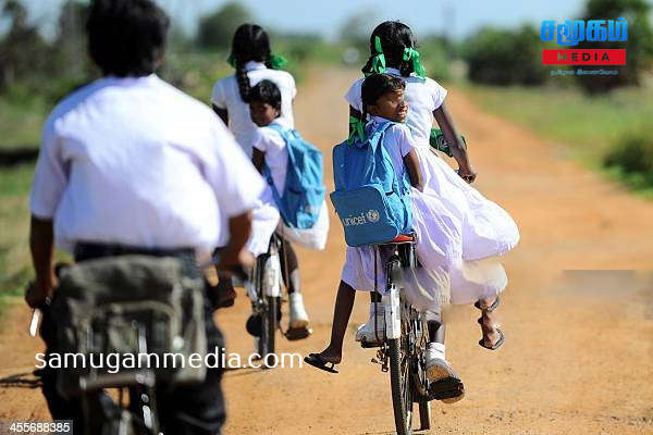 யாழில் மாணவியின் தாக்குதலால் தலைதெறிக்க ஓட்டமெடுத்த மாணவர் ; காரணம் இதுதான்! 