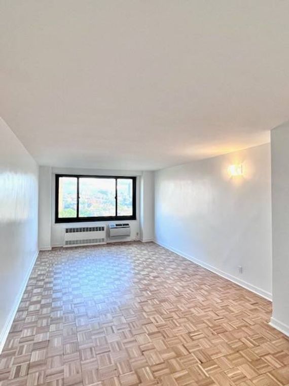 185 Hall St., #PH 1706