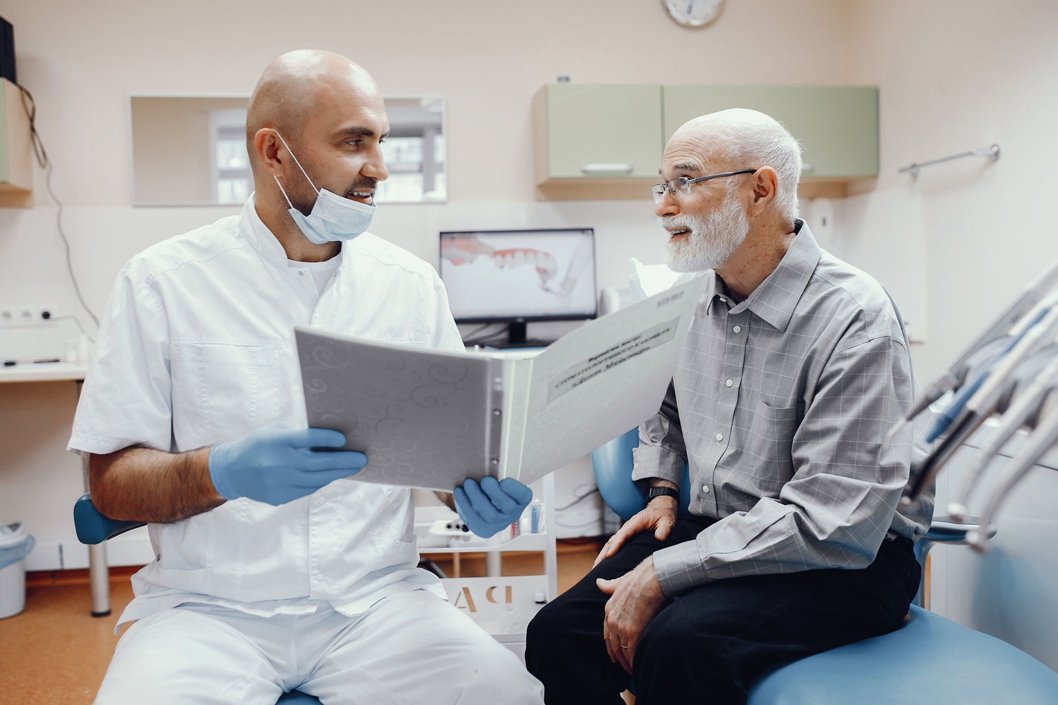 Doctor explicando al paciente los tipos de implantes dentales
