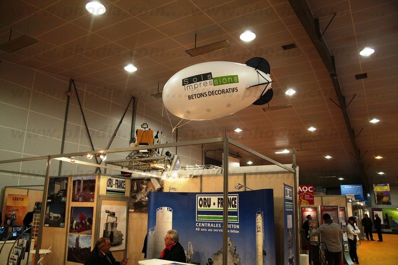 dirigeable hélium pour installation en intérieur sur un salon