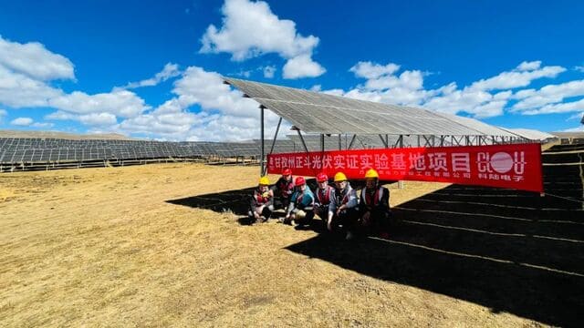 CLOU staff took photos in Ganzi Photovoltaic Research Base