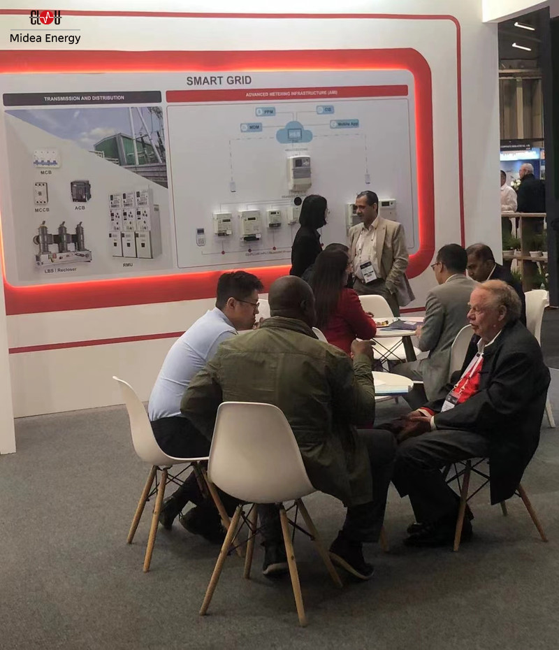 Mr. Günther introduced visitors our products, right in red shirt