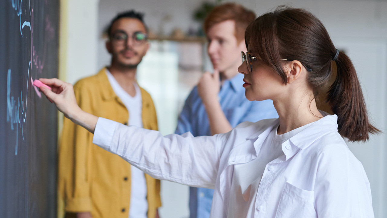 Empowering the Next Generation A student takes the lead in shaping the future of the energy sector through collaboration and education (symbol image, credit Pexels)