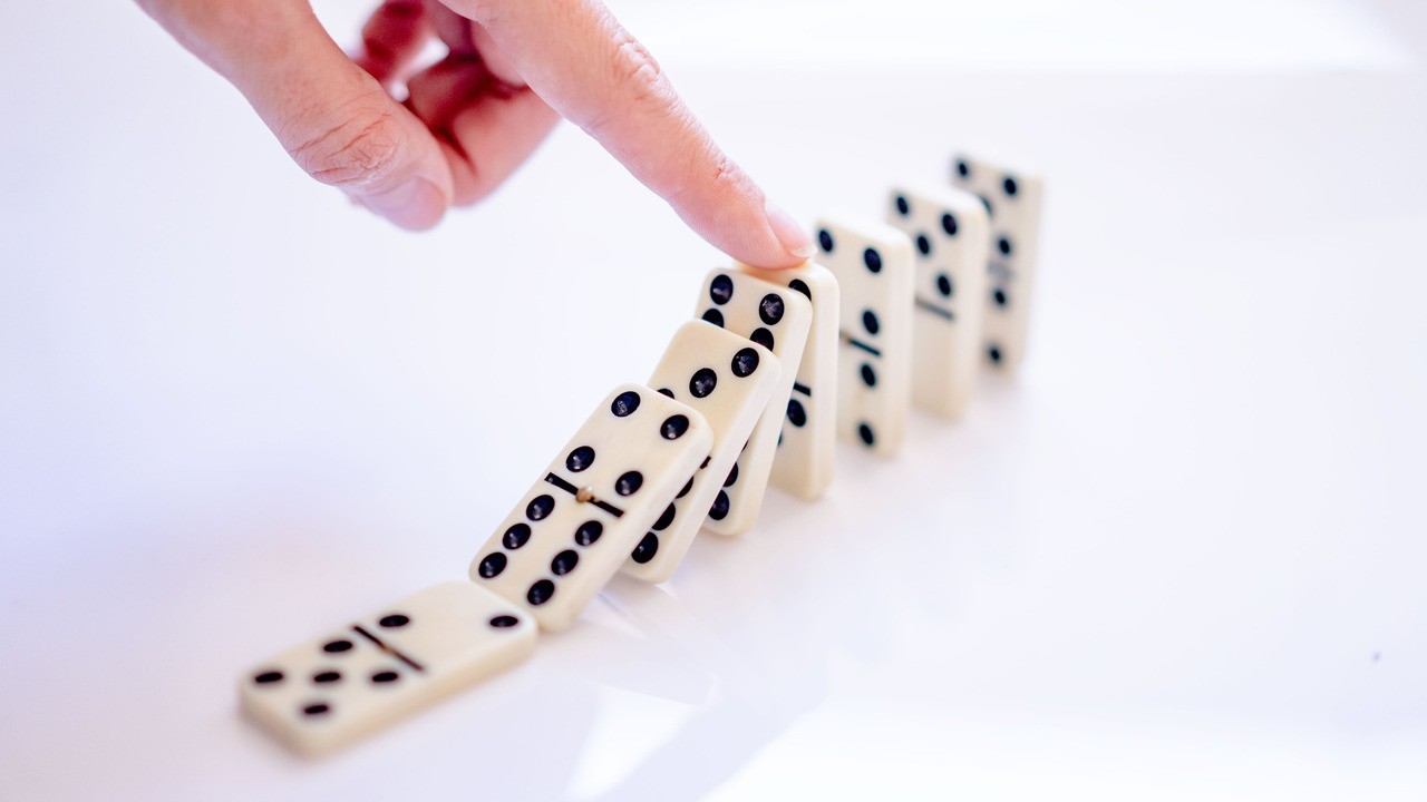 The domino effect of cascading failures in electricity distribution systems Let's break the chain and keep the power flowing (symbol image, credit Pexels)