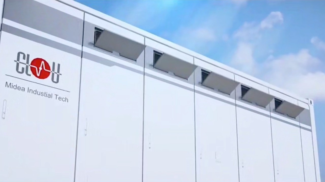 CLOU's Active Ventilation Explosion-Proof System: Five top-mounted louvers engineered for rapid gas release and vertical flame direction, setting a new standard in energy storage fire safety.