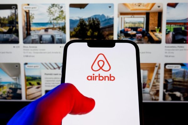 Airbnb CEO Aims to Transform App into Travels Amazon