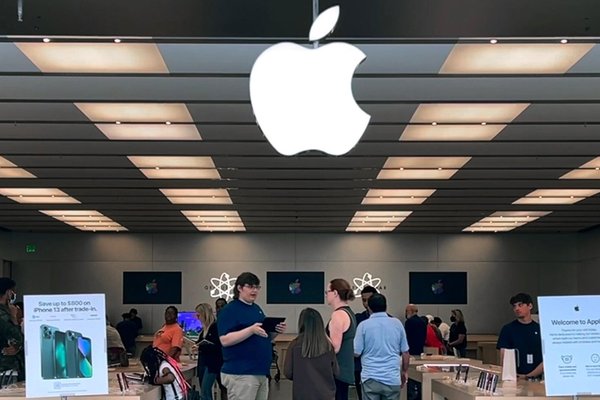 Apple Has Reportedly Started Recording and AI-Summarizing Conversations at the Genius Bar