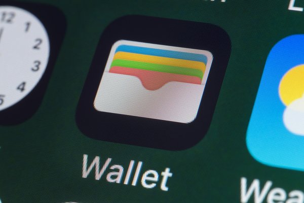 Apple Wallet vs. Google Wallet: What are the differences between them?