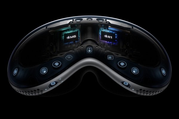 Apple Vision Pro Used in World-First Cataract Surgery