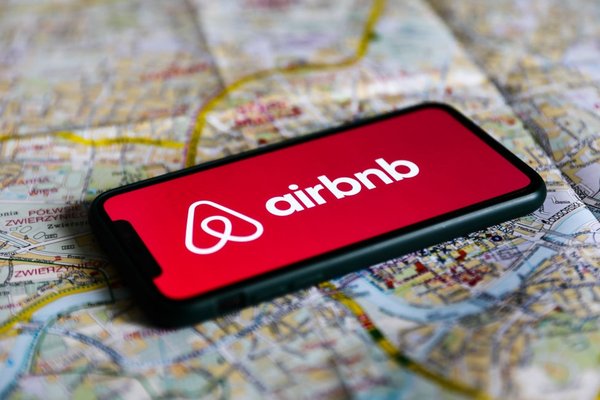 Airbnb Enhances User Experience by Displaying Total Stay Costs Instantly 