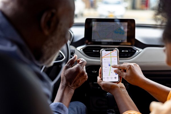How to switch between two phones on CarPlay