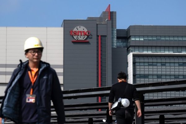 Global Chip Industry Competitors Boost Salaries and Bonuses Amid Talent Shortage