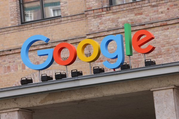 Google Lens can now check prices and inventory when shopping in the real world 