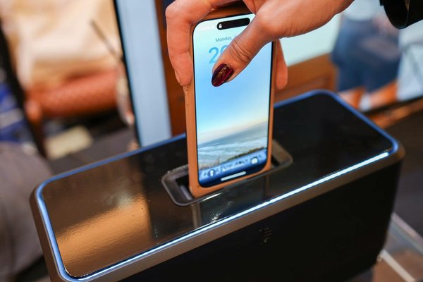 This viral phone toaster at CES can fully charge your handset in under 5 seconds