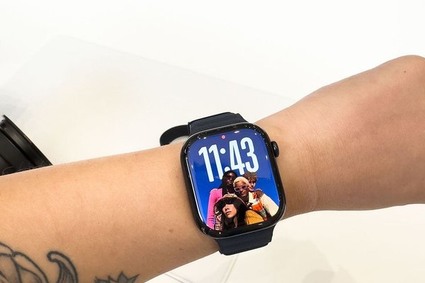 Apple Watch Series 10 hands-on: bigger, brighter, and thinner