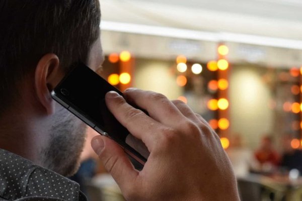 High mobile phone use may be bringing down your sperm count: Study 
