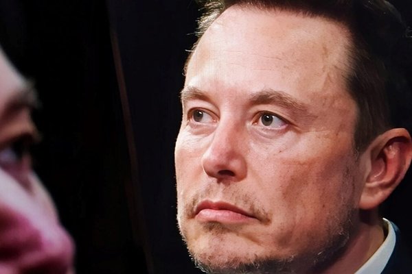 Elon Musk Is Reportedly Showing Off an AI Device to Investors