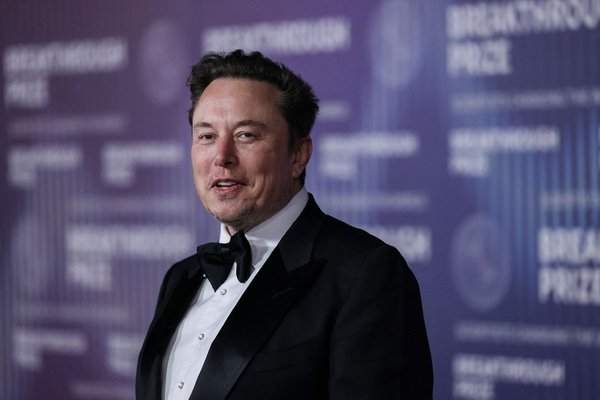 Elon Musk becomes the worlds first trillionaire after SpaceXs historic IPO