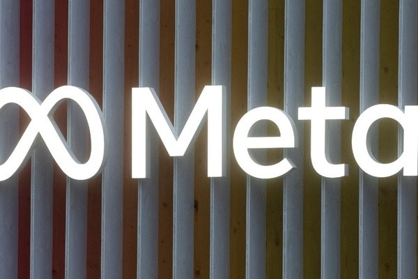 Metas Facebook Pushes Boundaries: Seeks Access to Your Private Camera Roll for AI-Powered Creative Features