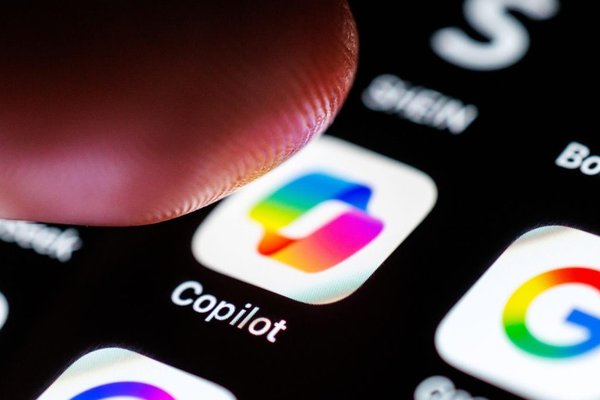 The Fastest Growing AI Chatbot in 2025: Beyond ChatGPT and Gemini