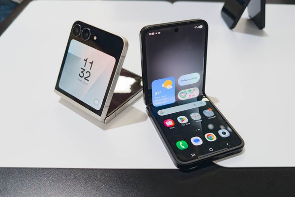 Samsungs latest idea is a Galaxy Z Flip that can fold both ways