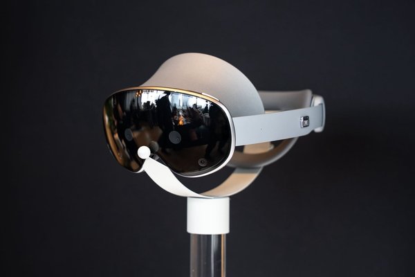 Samsungs Galaxy XR Mixed Reality Headset Now Available for $1,800