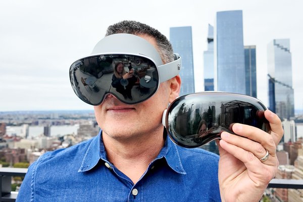  Galaxy XR may look like a Vision Pro clone but Samsung and Google say its a new category 