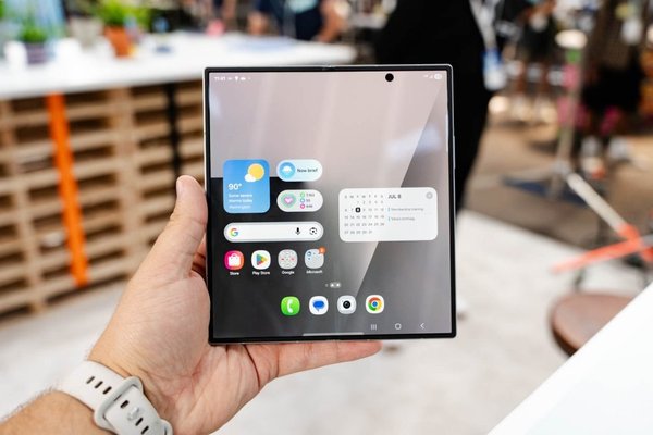 Galaxy Z Fold 8 Ultra display crease missing in latest hands-on leak Video