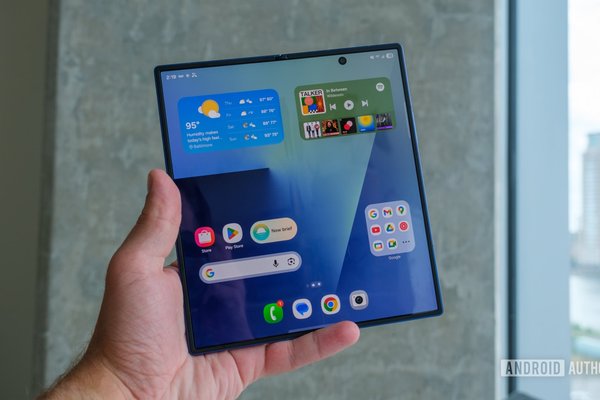 Someone is folding the Galaxy Z Fold 7 200,000 times live on YouTube
