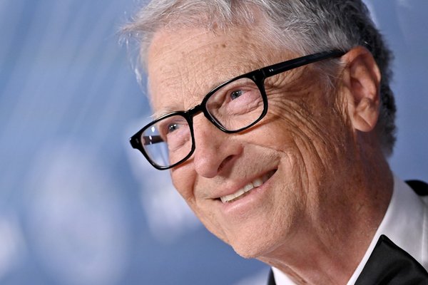  Bill Gates on AIs Impact: Be Curious, Read, and Use the Latest Tools 