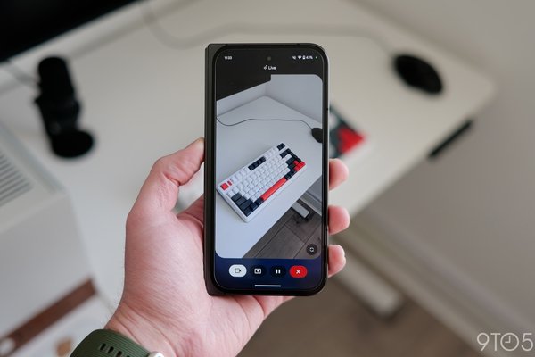 Gemini Live rolls out captions on Android and iOS