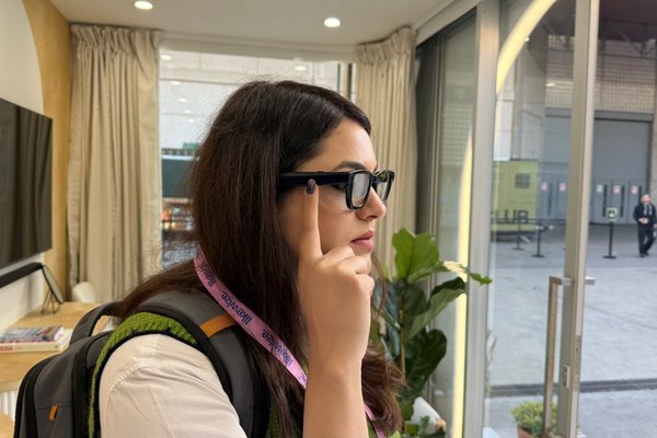 Googles prototype smart glasses can give you directions by simply looking at a poster