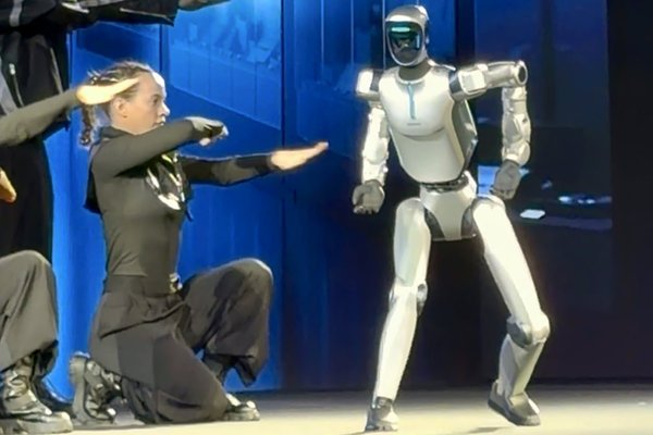 Honors humanoid robot shows off impressive dancing skills at MWC