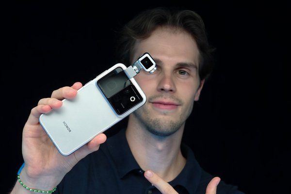  Americans only dream of phones like these, the Honor Robot Phone is going viral, and commenters are calling it an innovation light-years ahead of iPhone 