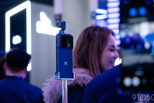 Honor says its Robot Phone launches later this year with 200MP gimbal camera Gallery