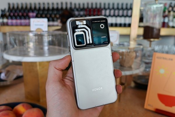 Honor Robot Phone hands-on: A gimbal phone experiment with promising results