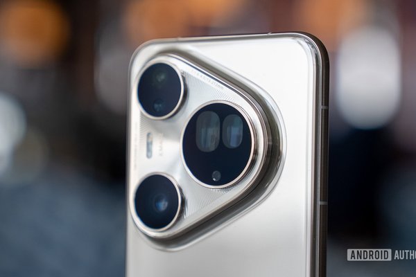 This phone has an industry-first switchable dual telephoto camera