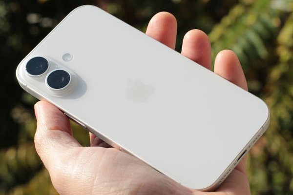 Apple iPhone 17 review: Stuck in the middle with you