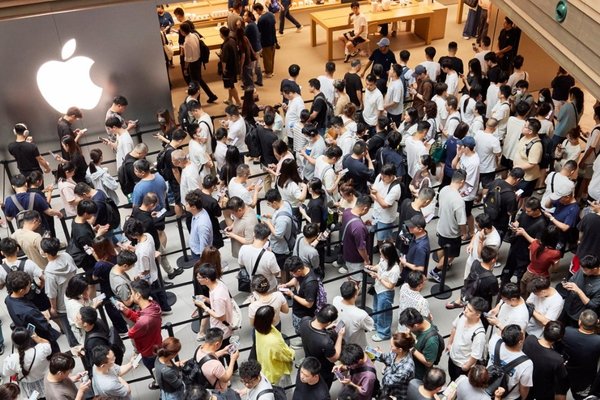 iPhone 17 buyers pack Apple Stores worldwide