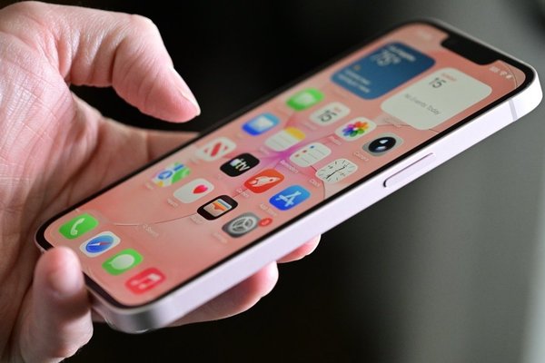 Always-on display may come to iPhone 19e in 2028