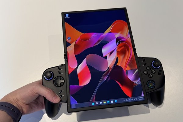 Lenovos Foldable Gaming Handheld Is Too Cool to Remain Just a Concept