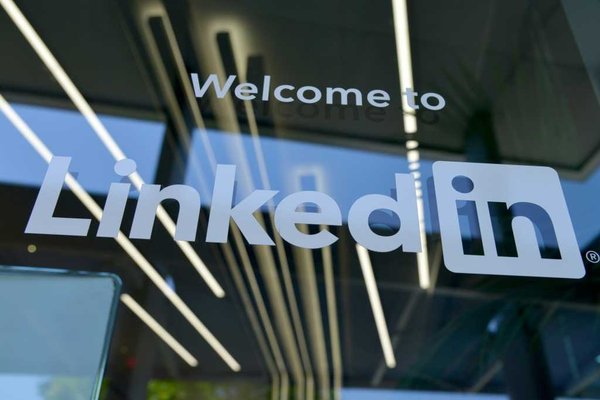 LinkedIn AI: How Smart Search Improves Job Matches and Speed