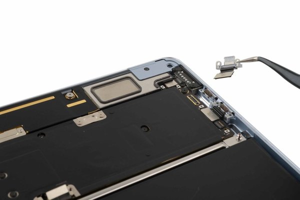M4 MacBook Air Teardown Shows Strong Repairability Compared to M2