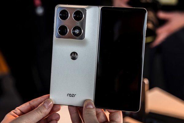 Motorola phones are reportedly injecting affiliate codes into the Amazon app