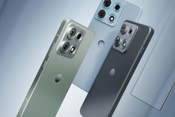 Move over, Pixel 10: Motorolas latest phone does magnetic wireless charging too