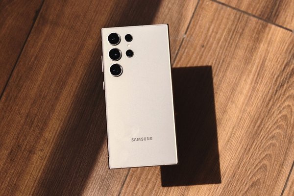 Stable One UI 8.5 starts making its way to older Galaxy flagships in the US